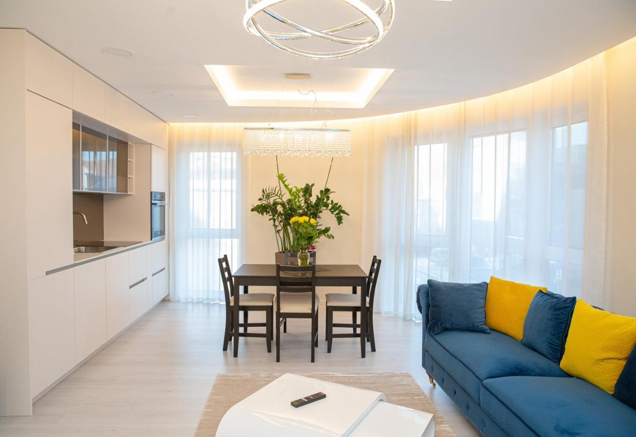 Luxurious Blue&Yellow Apartment In Kaunas Center Ngoại thất bức ảnh