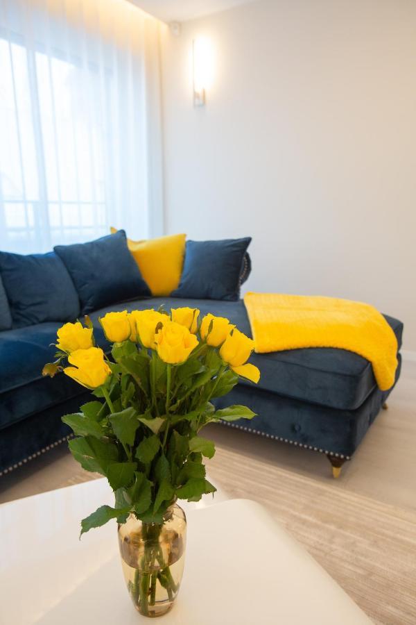 Luxurious Blue&Yellow Apartment In Kaunas Center Ngoại thất bức ảnh