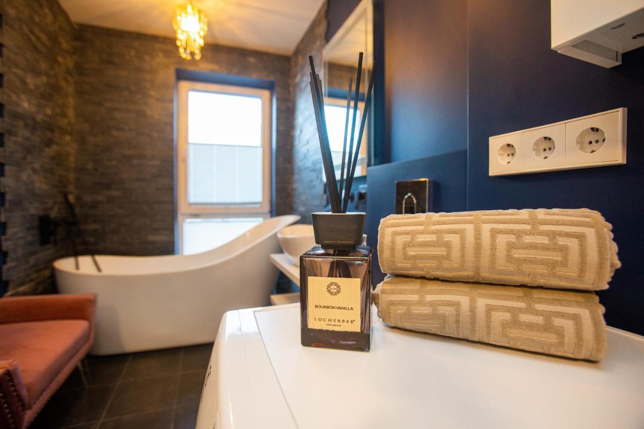 Luxurious Blue&Yellow Apartment In Kaunas Center Ngoại thất bức ảnh